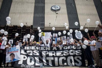 Durante año y medio los comités de familiares han sido activos en demostraciones por la libertad de más de 800 presos políticos en Venezuela. La organización Human Rights Watch advierte el riesgo de que la violación de derechos humanos se prolongue en ese país, tras el relevo en su presidencia que siguió al ataque militar de Estados Unidos. Imagen: Clippve