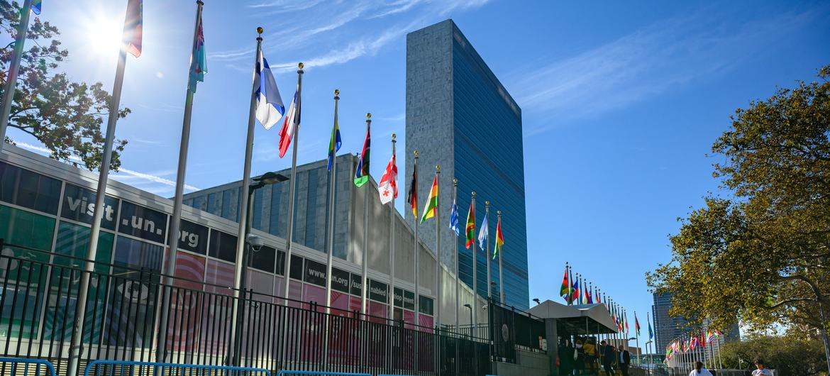 Una vista de la sede de las Naciones Unidas en Nueva York. Estados Unidos se ha retirado de 31 agencias y convenciones del sistema de la ONU, así como de otras 35 organizaciones internacionales, con el argumento de que son perjudiciales para los intereses del país, pesando en la decisión su rechazo a compromisos en materia ambiental y climática. Imagen: Loey Felipe / ONU