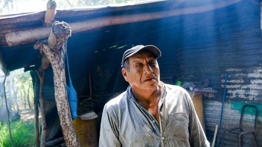 Nicolás Gómez tiene que caminar dos horas, como muchas otras personas del Corredor Seco Centroamericano, para obtener agua de un río, cuando su tanque de captación se acaba, en la época seca, en Los Magueyes, un asentamiento rural, del municipio de San Luis Jilotepeque, en el este de Guatemala. Imagen: Edgardo Ayala / IPS