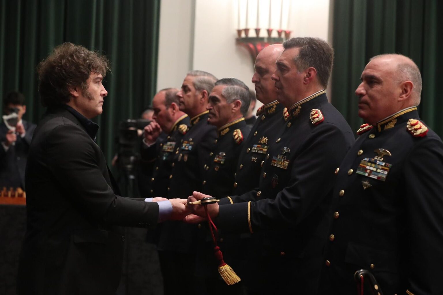 Javier-Milei-y-militares-1536x1023