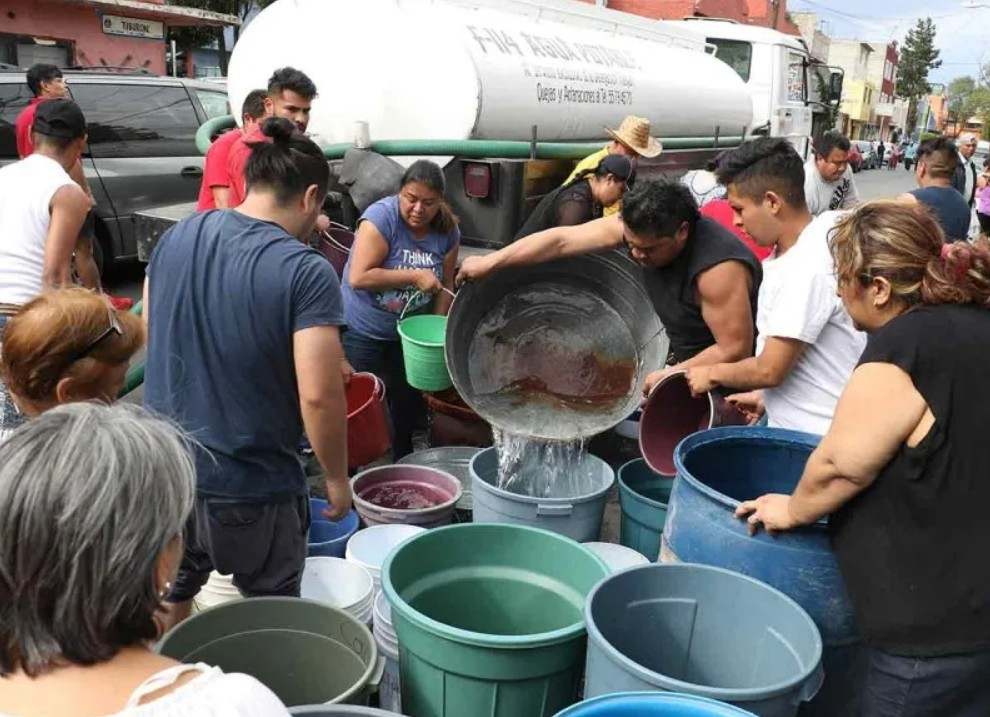 Suministro de agua a comunidades en el central estado de México, una escena común para muchas poblaciones de América Latina y el Caribe. El acceso seguro al agua potable y la disponibilidad de saneamiento adecuado es un problema que afecta a miles de millones de personas en el mundo, y la Organización Mundial de la Salud propone encararlo con políticas que atiendan al cambio climático, entre otros riesgos. Imagen: Ciudadanos en Red