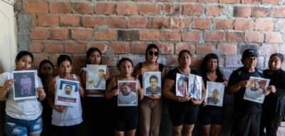 Familiares de los ocho pescadores desaparecidos hace seis meses a bordo del Fiorella exigen una investigación. Amnistía Internacional demanda que los gobiernos de Estados Unidos y de Ecuador deben responder ante la presunción de que fuerzas estadounidenses hundieron la embarcación y dieron muerte a inocentes. Imagen: Billie Navarro / CDH Guayaquil - Amnistía Internacional exige investigar la desaparición del Fiorella y esclarecer el paradero de ocho pescadores ecuatorianos