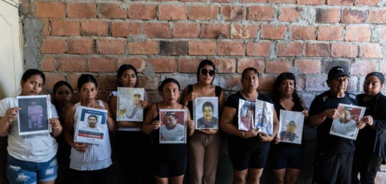 Familiares de los ocho pescadores desaparecidos hace seis meses a bordo del Fiorella exigen una investigación. Amnistía Internacional demanda que los gobiernos de Estados Unidos y de Ecuador deben responder ante la presunción de que fuerzas estadounidenses hundieron la embarcación y dieron muerte a inocentes. Imagen: Billie Navarro / CDH Guayaquil - Amnistía Internacional exige investigar la desaparición del Fiorella y esclarecer el paradero de ocho pescadores ecuatorianos