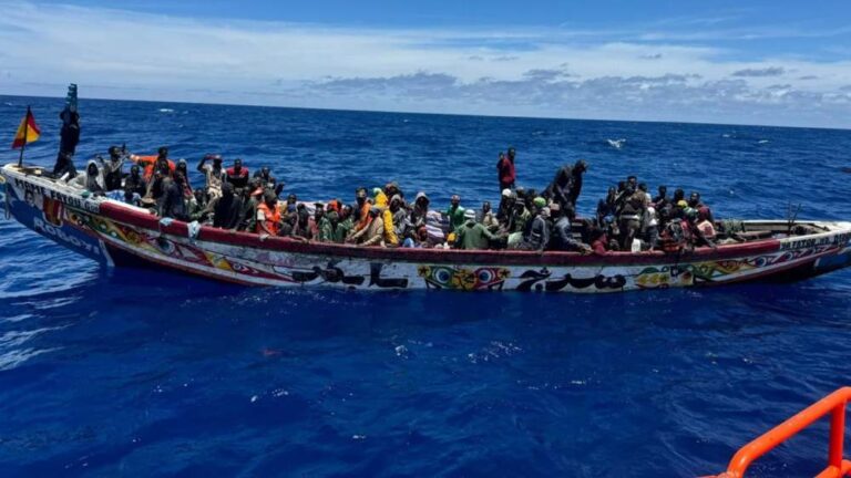 Naufragio de migrantes rumbo a España dejó 144 muertos o desaparecidos frente a Mauritania, informó Acnur tras varios rescates en la ruta atlántica.
