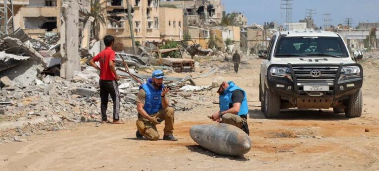 2025 marcó otro récord de violencia contra los trabajadores humanitarios, con 907 muertos, heridos o secuestrados mientras auxiliaban a la población civil en medio de conflictos y desastres - Un equipo de auxilio de la ONU inspecciona una bomba sin detonar en una vía de la Franja de Gaza. En ese territorio palestino y en otros escenarios de conflictos armados murieron más de 1000 trabajadores humanitarios en los últimos tres años mientras prestaban asistencia a la población civil. Imagen: Themba Linden / Unocha