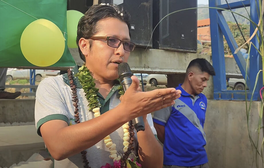 Néstor Tinta Molina, exconcejal del municipio de La Asunta, en el departamento boliviano de La Paz, participa en una red de defensores del medioambiente frente a la minería ilegal del oro. aparece durante un acto público en una foto de archivo. Imagen: Red de Yungas