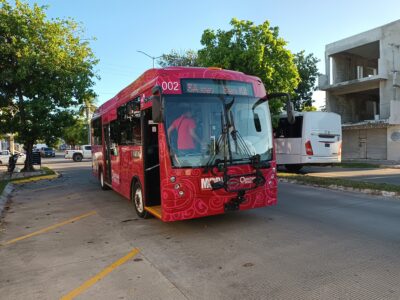 Un autobús eléctrico público Taruk circula en el centro de Chetumal, capital del sudoriental estado de Quintana Roo. Imagen: Emilio Godoy / IPS
