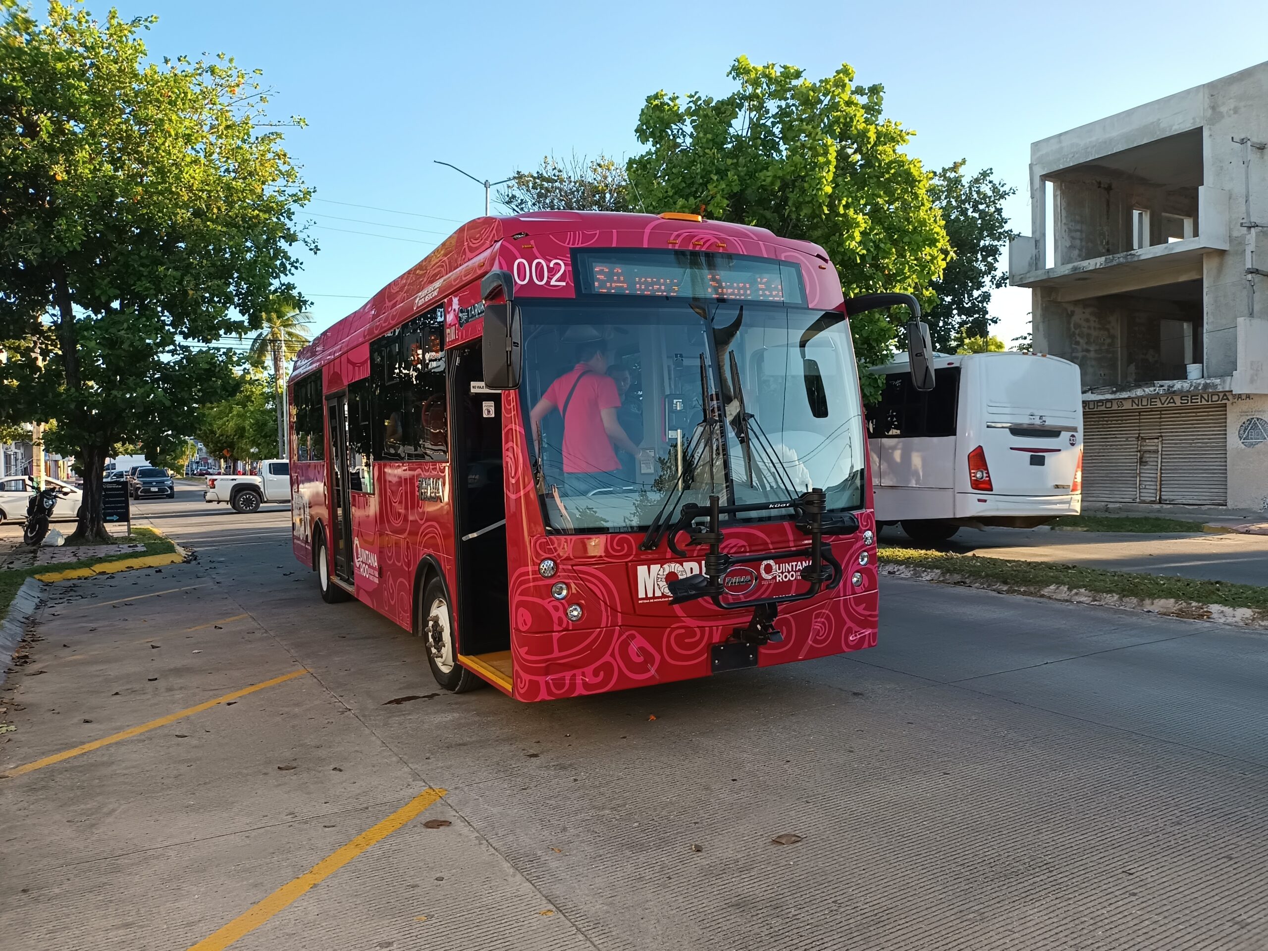 Un autobús eléctrico público Taruk circula en el centro de Chetumal, capital del sudoriental estado de Quintana Roo. Imagen: Emilio Godoy / IPS